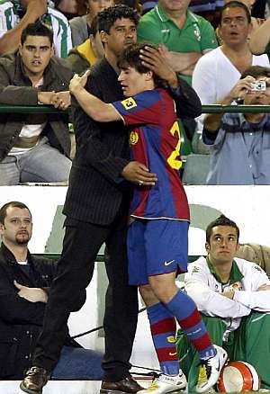 Rijkaard, en el momento en que sustituyó a Bojan. (EFE) Rijkaard, en el momento en que sustituyó a Bojan. (EFE)