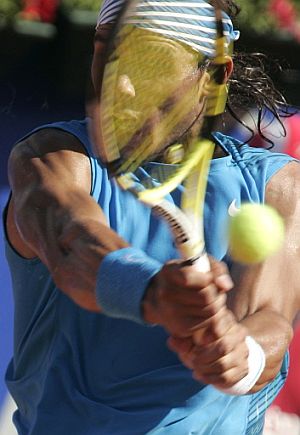 Nadal golpea la bola, durante la final del Godó. (Foto: AFP)