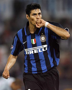 Julio Cruz celebra su gol ante el Lazio en las semifinales de la Copa de Italia. (Foto: REUTERS)