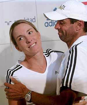 Justine Henin abraza a su entrenador, el argentino Carlos Rodr�guez, tras la rueda de prensa en la que anunci� su retirada. (EFE)