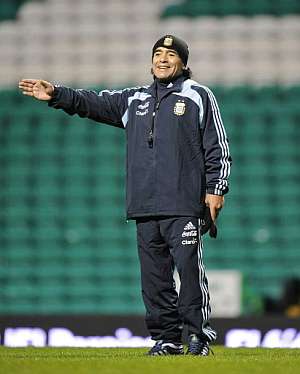 Maradona, en un momento del entrenamiento en Celtic Park. (Foto: AFP)