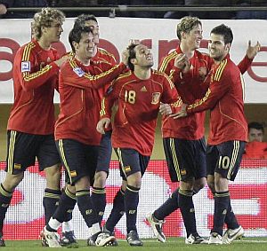 Cazorla recibe la felicitación de sus compañeros tras marcar el tercer gol de España a Chile. (Foto: EFE)