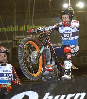 Toni Bou en el Trial Indoor de Barcelona, celebrado en el Palau Sant Jordi. (Foto: EFE)