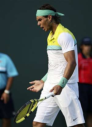 Nadal se lamenta durante el partido con Del Potro. (Foto: EFE)
