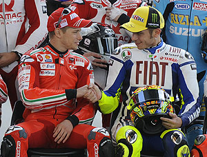 Stoner (i) y Rossi (d). (Foto: AFP)