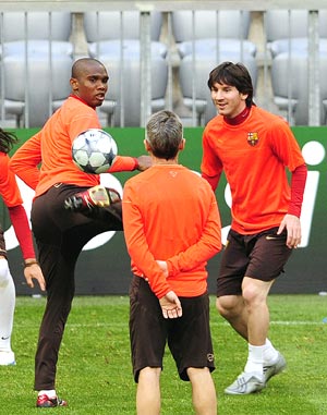 Eto'o y Messi, durante el entrenamiento en el Allianz Arena de Múnich (Foto: AP)