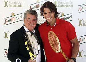 Manolo Santana (i), junto a Rafael Nadal. (Foto: EFE)