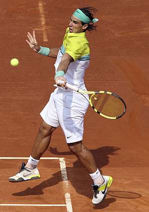 Nadal golpea a la bola en el partido jugado frente a Frederico Gil. (Foto: EFE)