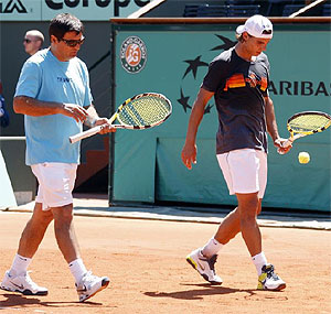 Toni y Rafa Nadal entrenan en Roland Garros. (Foto: REUTERS)