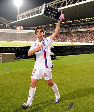 Juninho saluda a la afición en su último partido frente al Caen. (Foto: AFP PHOTO)