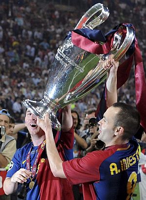 Iniesta y Messi levantan el trofeo de la Liga de Campeones en el Olímpico de Roma tras la victoria del Barça por 2-0 ante el United. (Foto: AP)