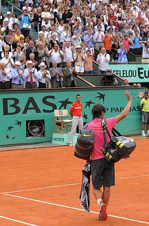 Nadal abana la pista central de Roland Garros tras caer ante Soderling. (AFP)