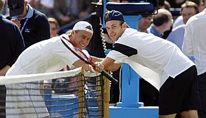 Hewitt (i) y Roddick antes de comenzar el partido. (Foto: AFP)