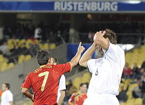 Boyens, desesperado tras el fallo que regal&oacute; a Villa el quinto gol. (Foto: AFP)