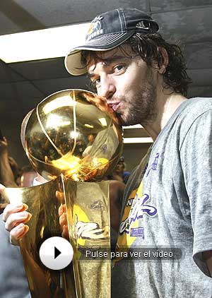 Gasol, con el trofeo de campe&oacute;n. (Foto: Reuters)