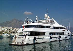 Uno de los yates de Puerto Banus. (J. M)