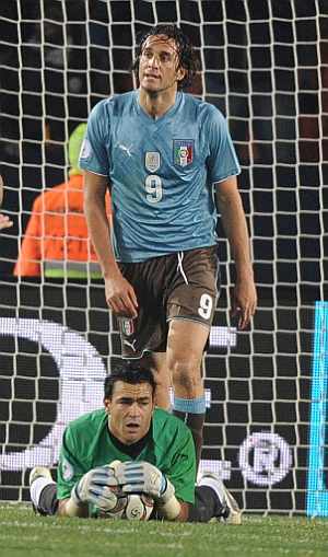 Luca Toni lamenta un fallo ante Hadari. (Foto: EFE)