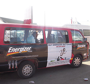 Un 'taxi-combi' junto al mercado de Rustemburgo.