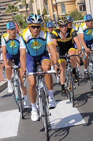 Astana, liderado por Contador y con Armstrong, rueda en M&oacute;naco. (Foto: AFP)