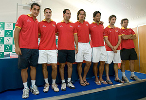 El equipo de Copa Davis tras la rueda de prensa. (Foto: EFE)