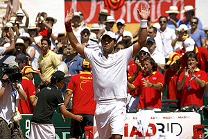 Verdasco celebra su victoria en el primer partido de la eliminatoria de Copa Davis. (Foto: EFE)