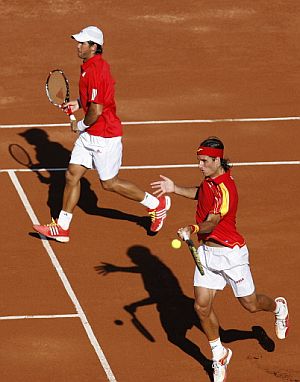 Feliciano golpea la bola durante el partido de dobles. (Foto: AFP)