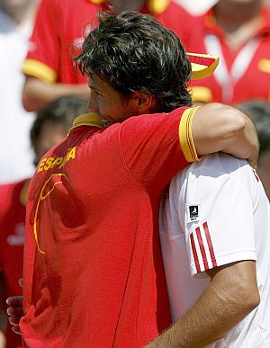 Costa abraza a Verdasco tras el encuentro de dobles. (Foto: EFE)