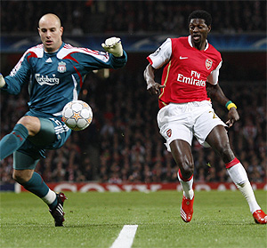 Adebayor durante un partido de la pasada temporada con Pepe Reina. (FOTO: AFP)