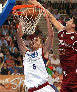 Travis Hansen con el Tau, en una imagen de 2006. (Foto: EFE)