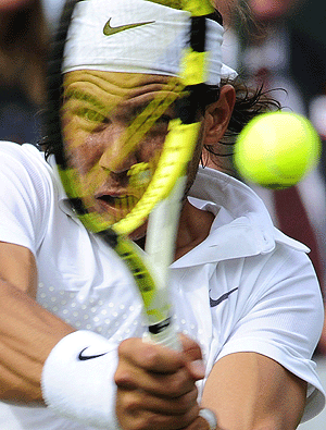 Rafa Nadal le devuelve una bola a Hewitt en el Torneo de Hurlingham. (Foto: REUTERS)