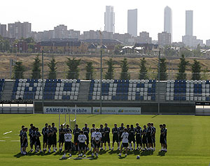 La amplia plantilla del Real Madrid, entrenando en Valdebebas (Foto: AP)
