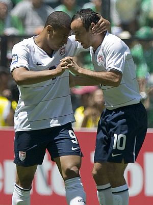 Donovan (dcha.) celebra con su compañero Charles un gol de EEUU a México. (Foto: AFP)