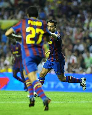Xavi celebra su gol con Pedro. (Foto: AFP) Xavi celebra su gol con Pedro. (Foto: AFP)