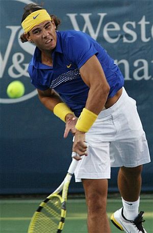 Nadal golpea la bola en su partido ante Mathieu. (Foto: AP)
