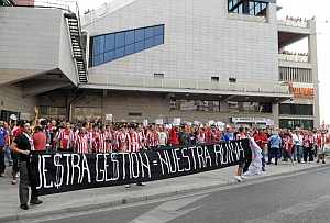 Aficionados del Atlético protestan contra los directivos. (Foto: EFE)