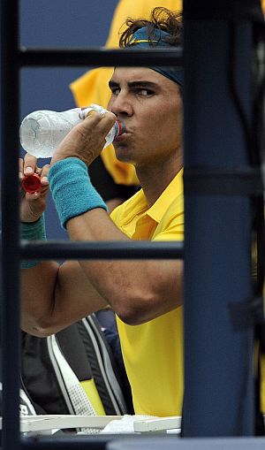 Nadal, durante un descanso del partido contra González. (Foto: EFE)