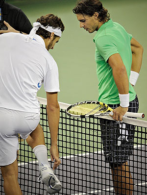 Feliciano López comenta a Nadal el motivo de su abandono. (Foto: AFP)