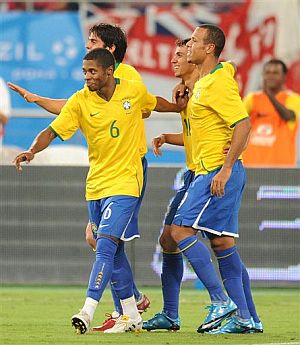Nilmar (2º dcha.) es felicitado por su gol. (Foto: AP)
