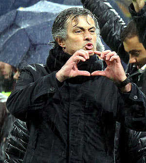 Mourinho da instrucciones en el banquillo. (Foto: EFE) Mourinho da instrucciones en el banquillo. (Foto: EFE)
