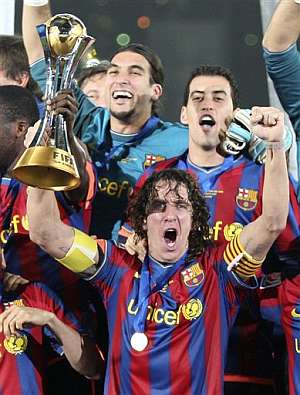 Puyol levanta la copa de campeones del Mundialito. (AP)