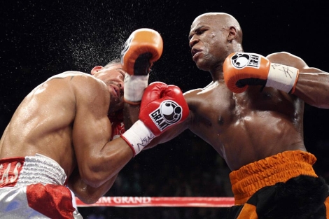 Floyd Mayweather asesta un derechazo a Victor Ortiz en el combate por el título. | Reuters
