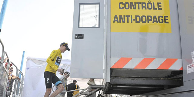 Chris Froome acude al control antidopaje tras ganar en el Mont Ventoux. (AFP)