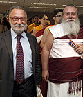 El director general de Tr�fico, Pepe Navarro, y el lama Jamyang Tashi Dorje Rinpoch�
