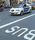 Imagen del carril Bus en una calle de Barcelona. (Foto: Antonio Moreno)