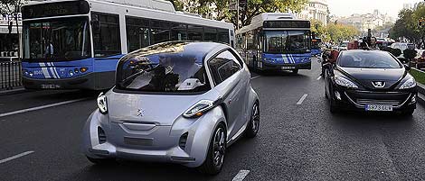BB1, el eléctrico Peugeot, por las calles de Madrid. Reportaje gráfico: Reuters/Bernardo Díaz