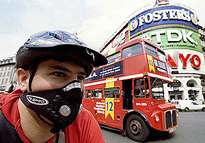 Un ciclista cruza Picadilly Circus en una imagen de archivo (Foto: Kevin Lamarque | REUTERS) Un ciclista cruza Picadilly Circus en una imagen de archivo (Foto: Kevin Lamarque | REUTERS)