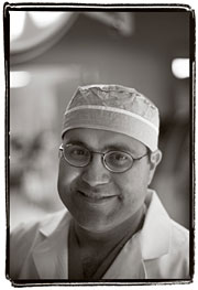 Quiñones, con la bata de cirujano (Foto: Johns Hopkins University)