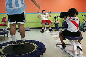 Niños portorriqueños con sobrepeso hacen ejercicio. (Foto Brennan Linsley | AP