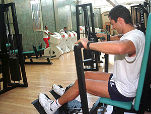 Un joven se ejercita en un gimnasio (Foto: Julio Carlos)
