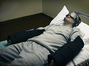 Uno de los voluntarios, aislado en la habitación con gafas y manguitos (Foto: ©BBC)